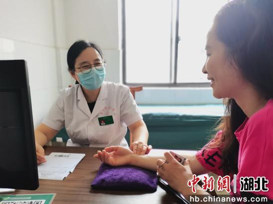 简晓春为患者看诊。